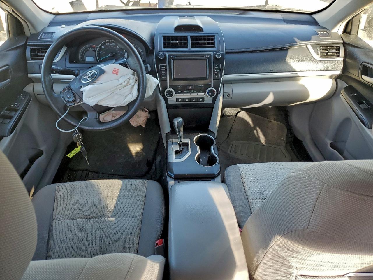 2014 TOYOTA CAMRY L photo 15