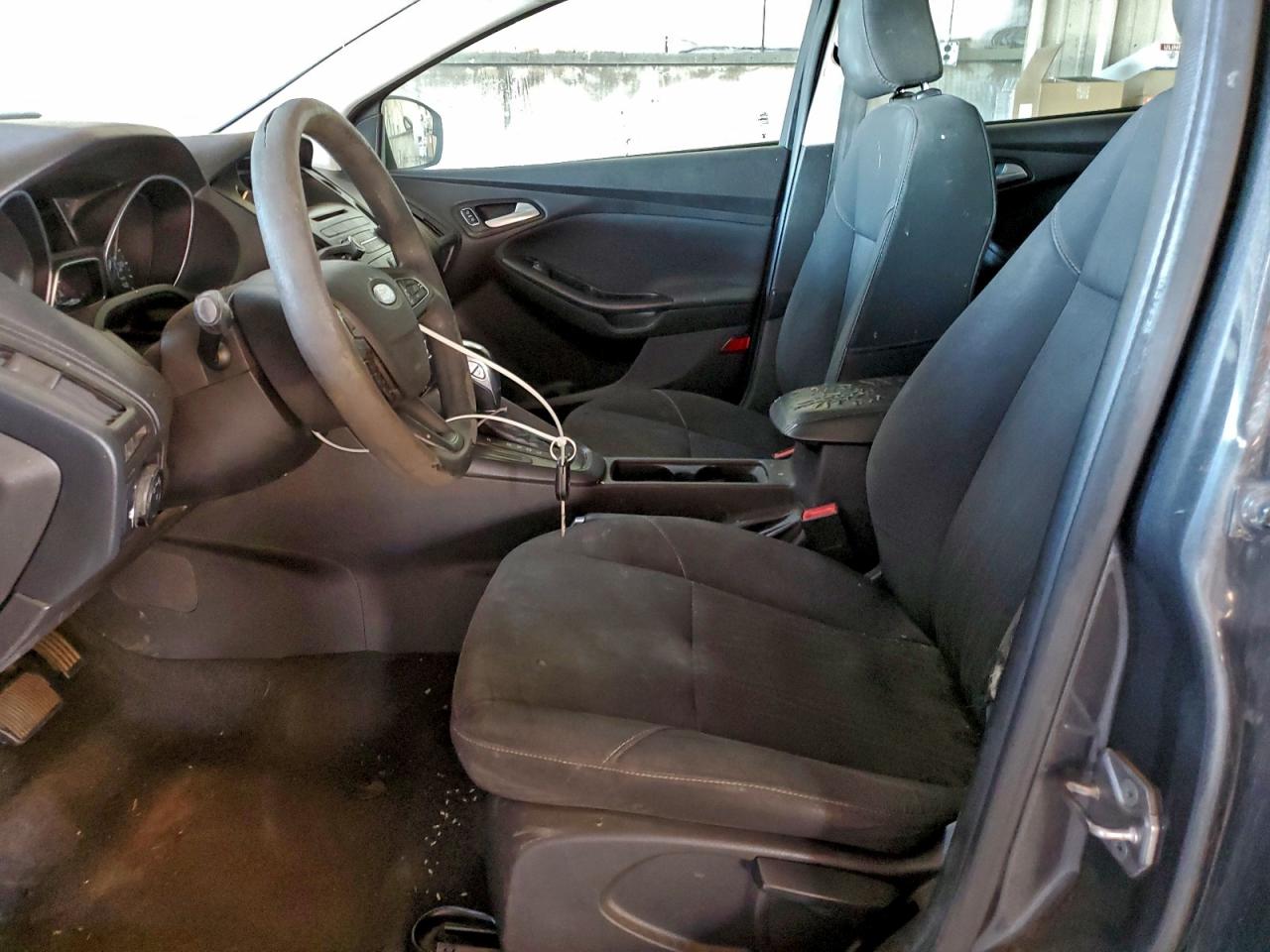 2015 FORD FOCUS SE photo 34