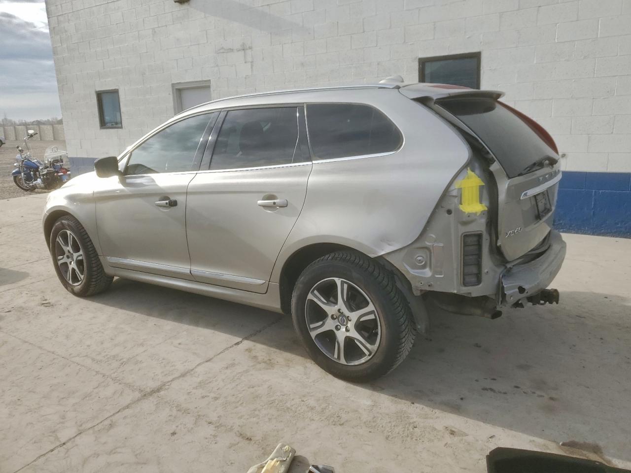 2015 VOLVO XC60 T6 PREMIER+ photo 2