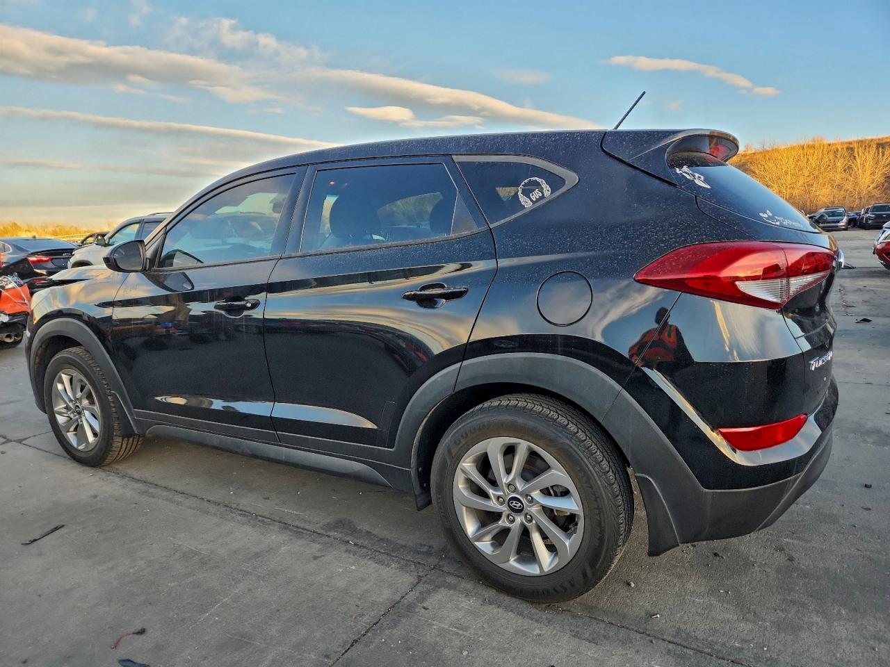 2018 HYUNDAI TUCSON SE photo 2