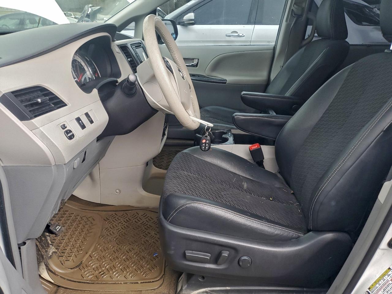 2014 TOYOTA SIENNA SPORT photo 19