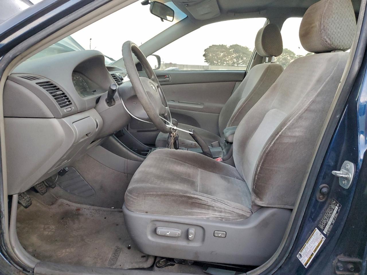 2004 TOYOTA CAMRY LE photo 7