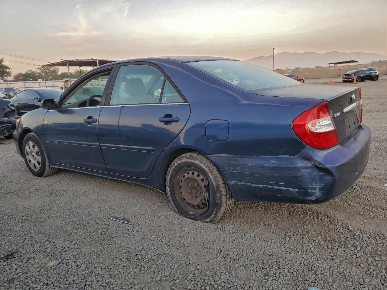 2004 TOYOTA CAMRY LE photo 2