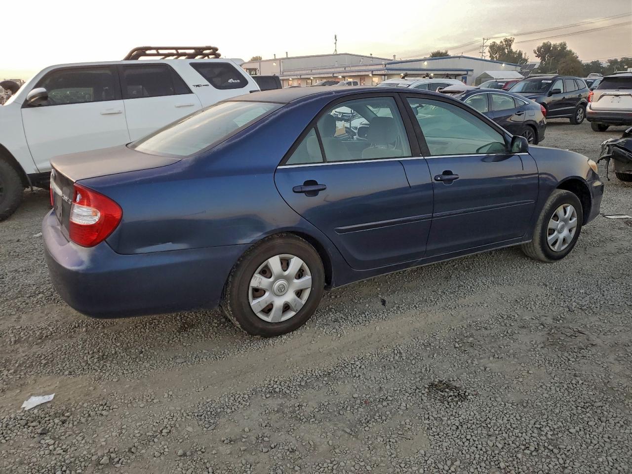 2004 TOYOTA CAMRY LE photo 3