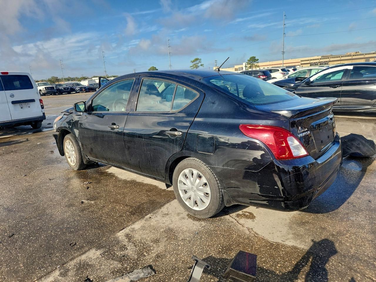 2019 NISSAN VERSA S photo 2