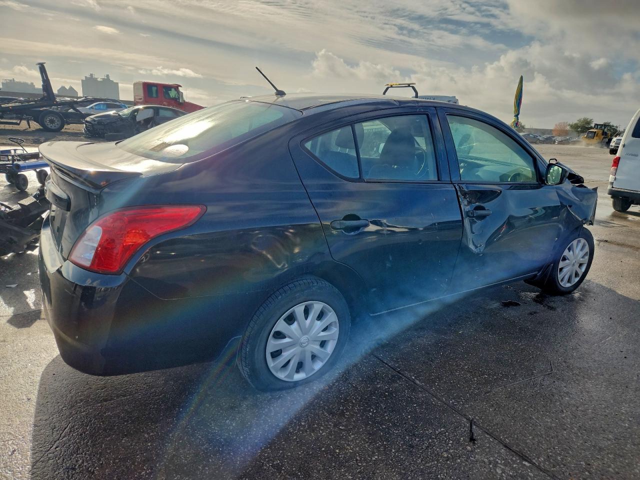 2019 NISSAN VERSA S photo 3