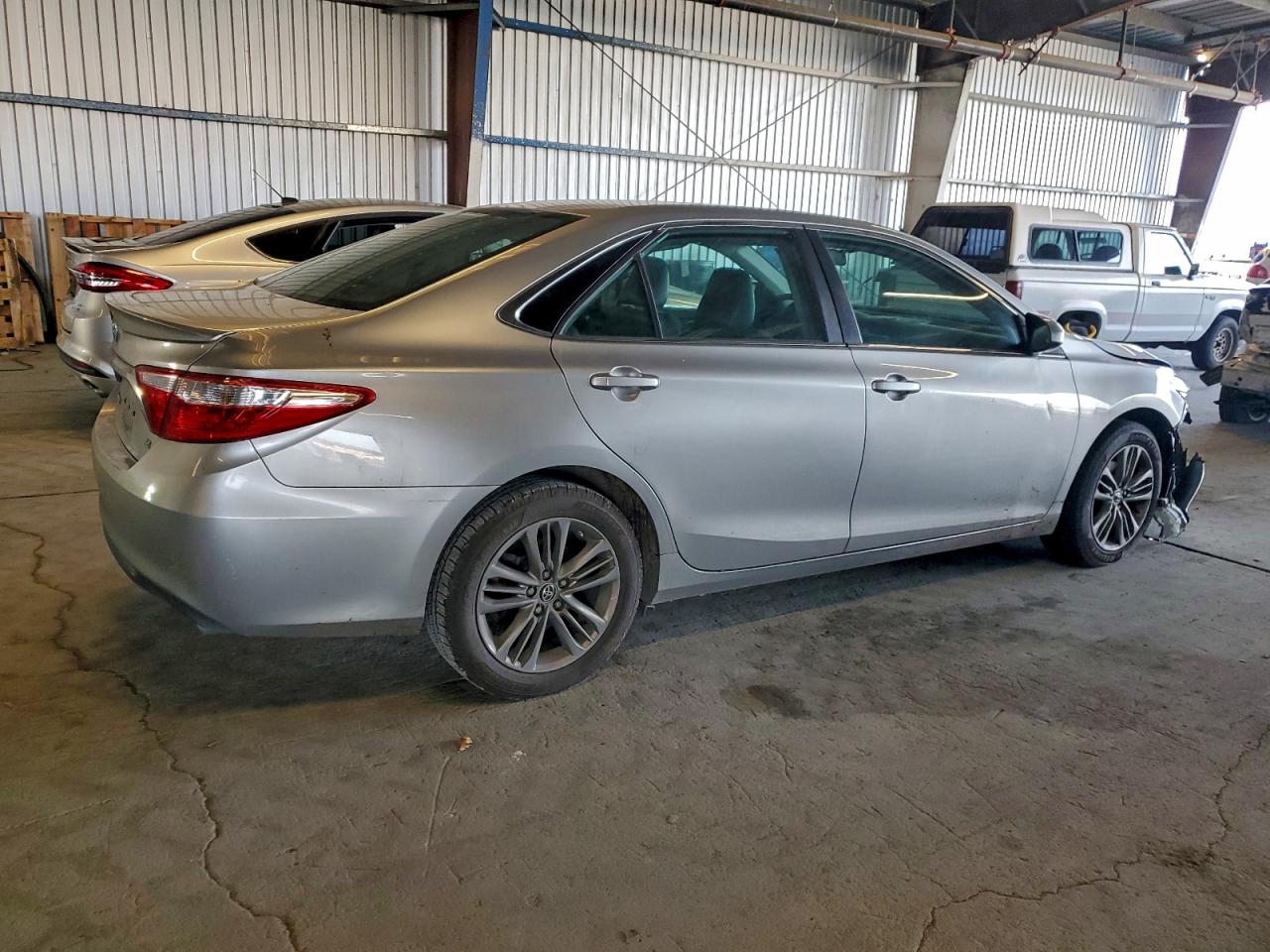 2015 TOYOTA CAMRY LE photo 3
