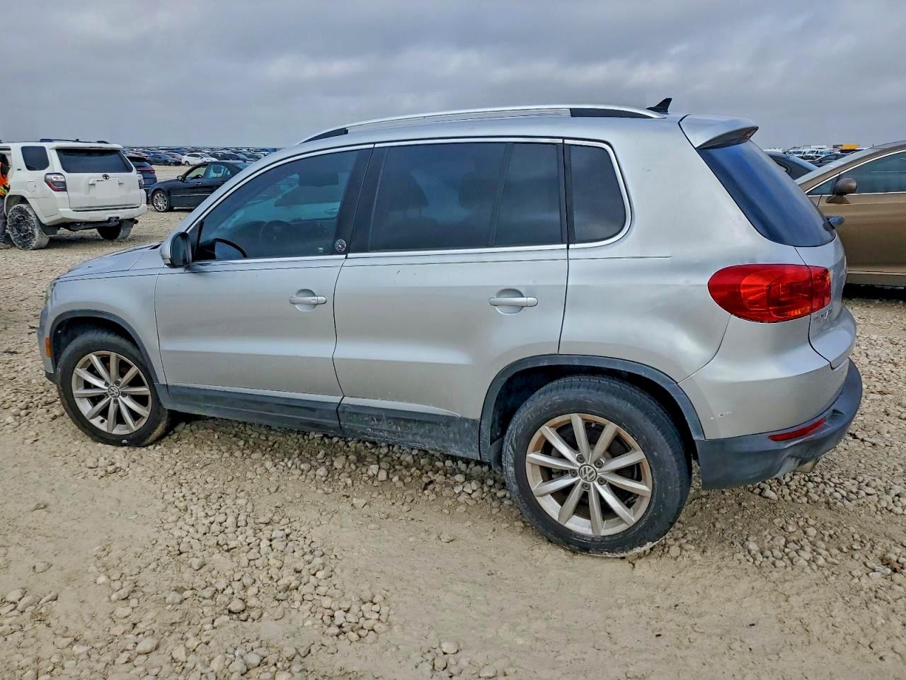 2017 VOLKSWAGEN TIGUAN WOLFSBURG photo 2