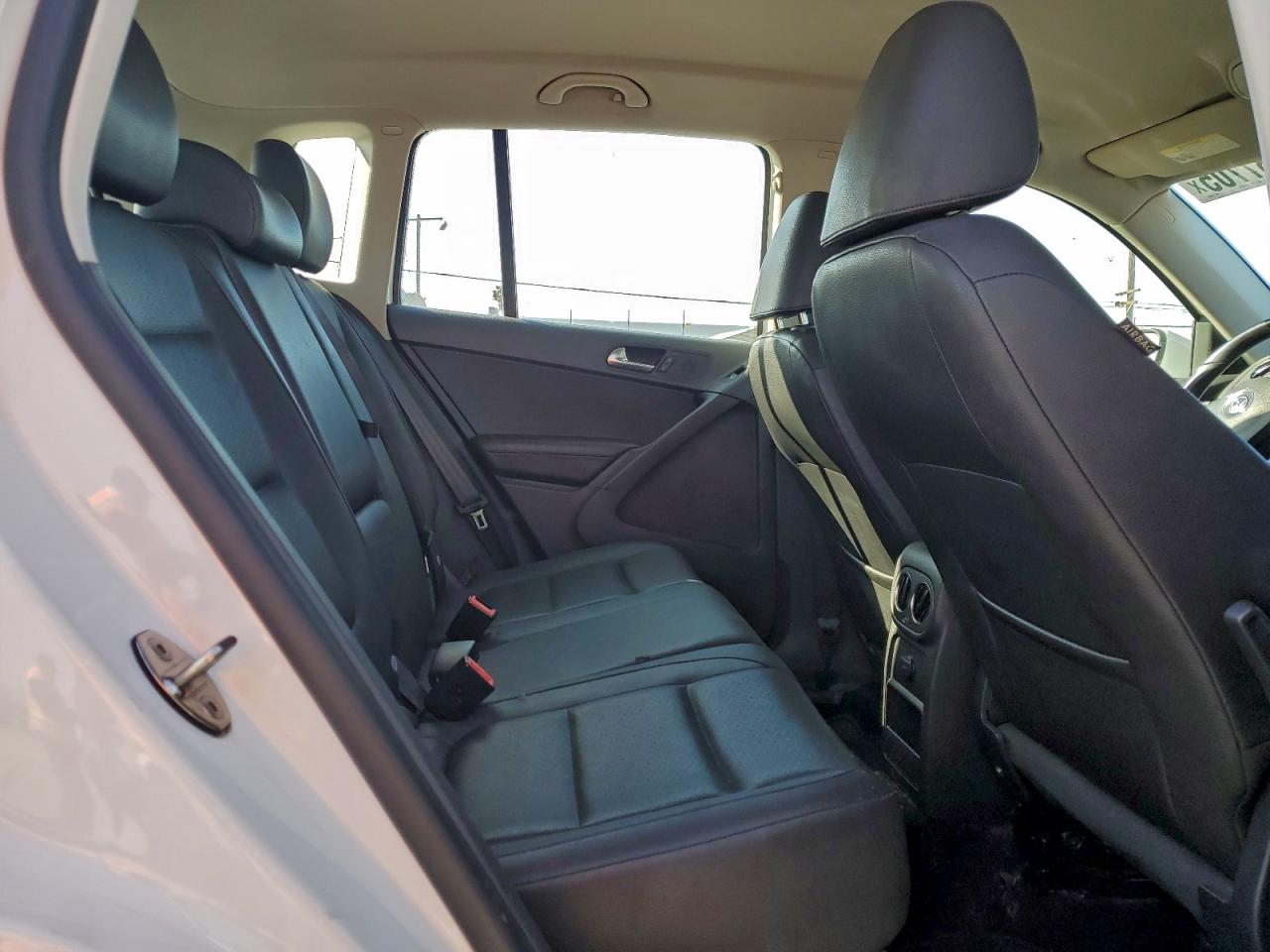 2016 VOLKSWAGEN TIGUAN S photo 11