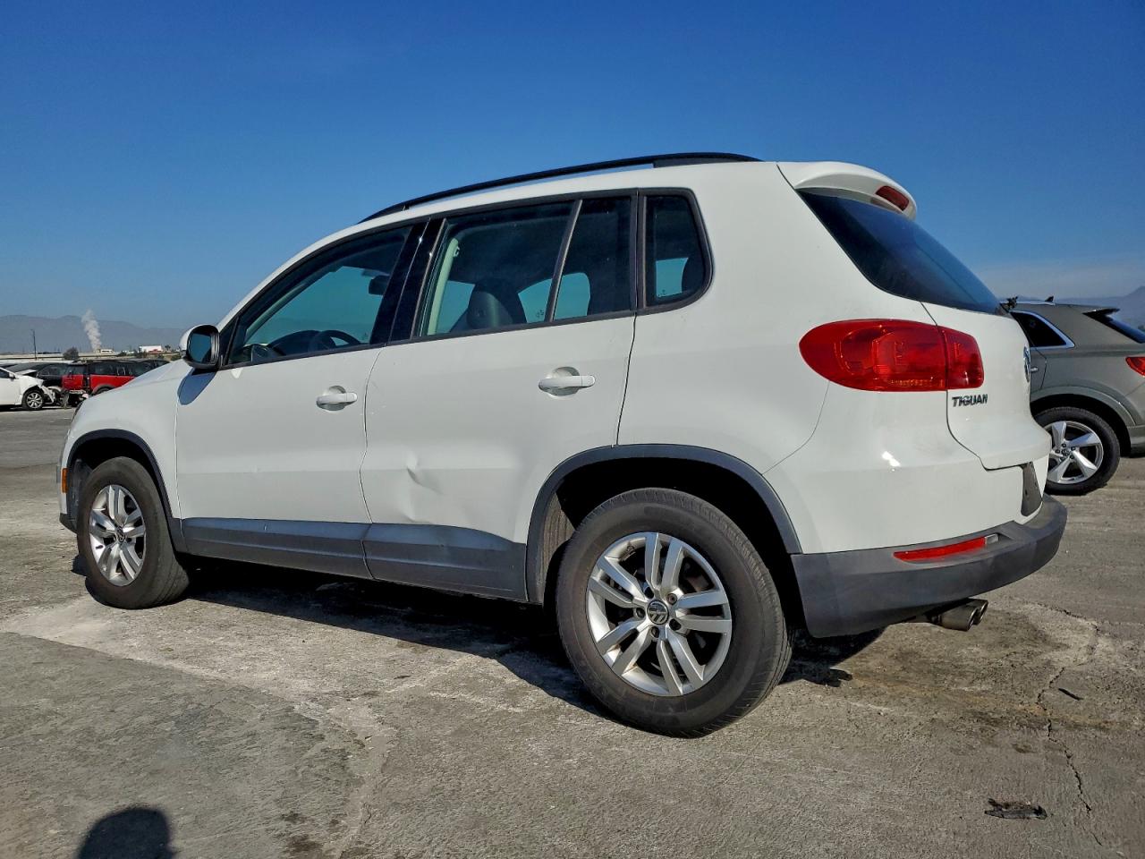 2016 VOLKSWAGEN TIGUAN S photo 2
