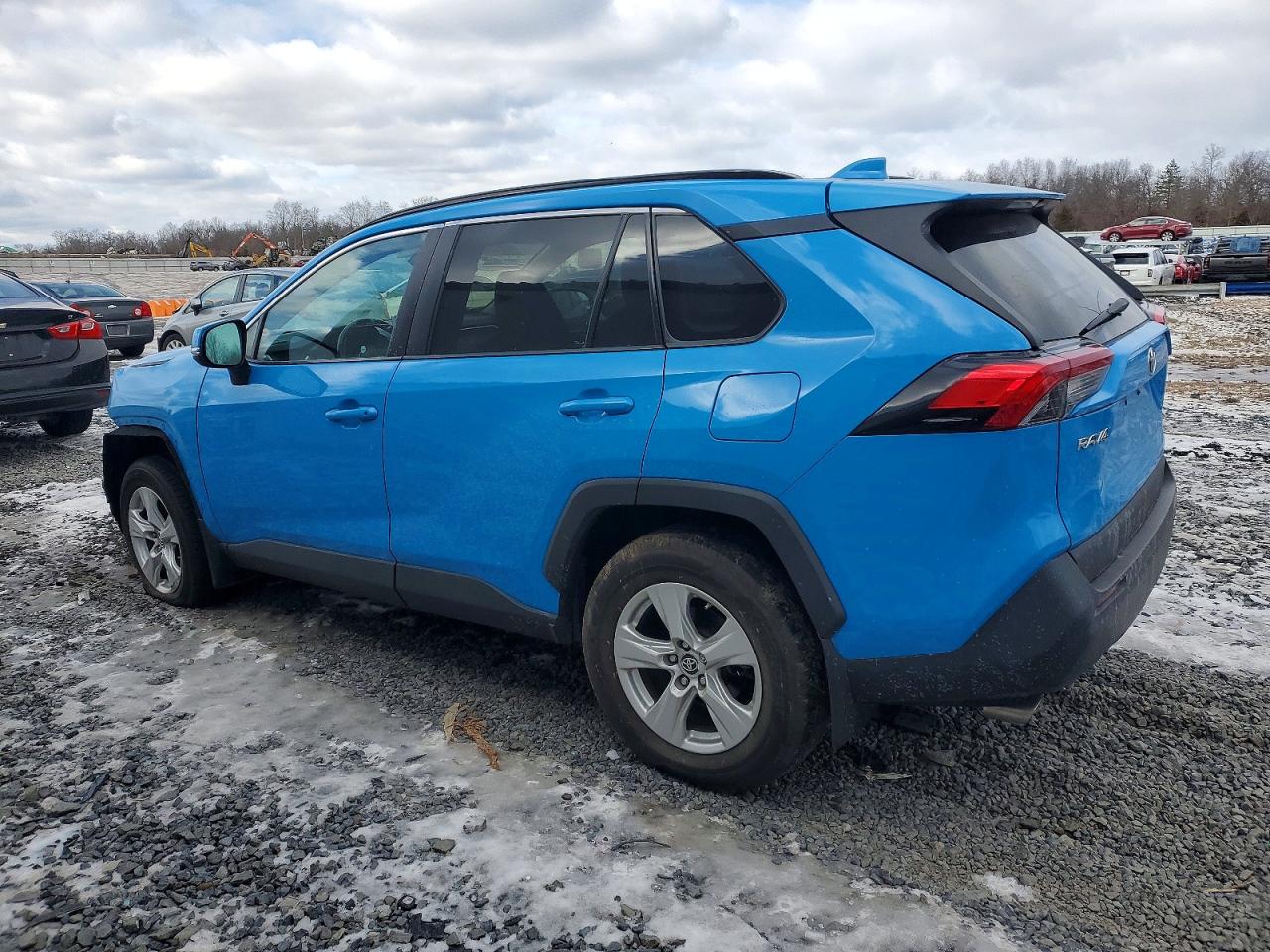 2019 TOYOTA RAV4 XLE photo 2
