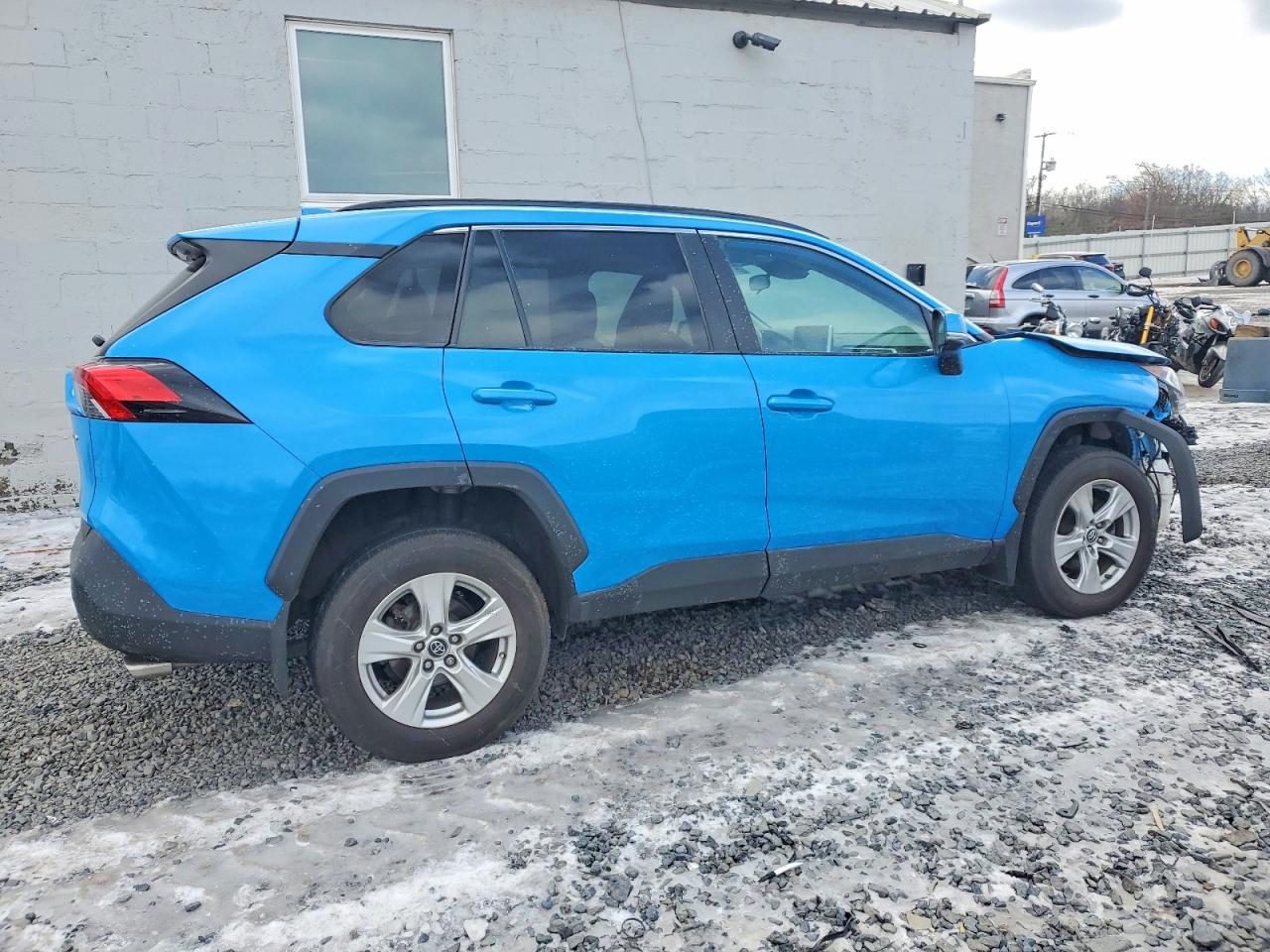 2019 TOYOTA RAV4 XLE photo 3