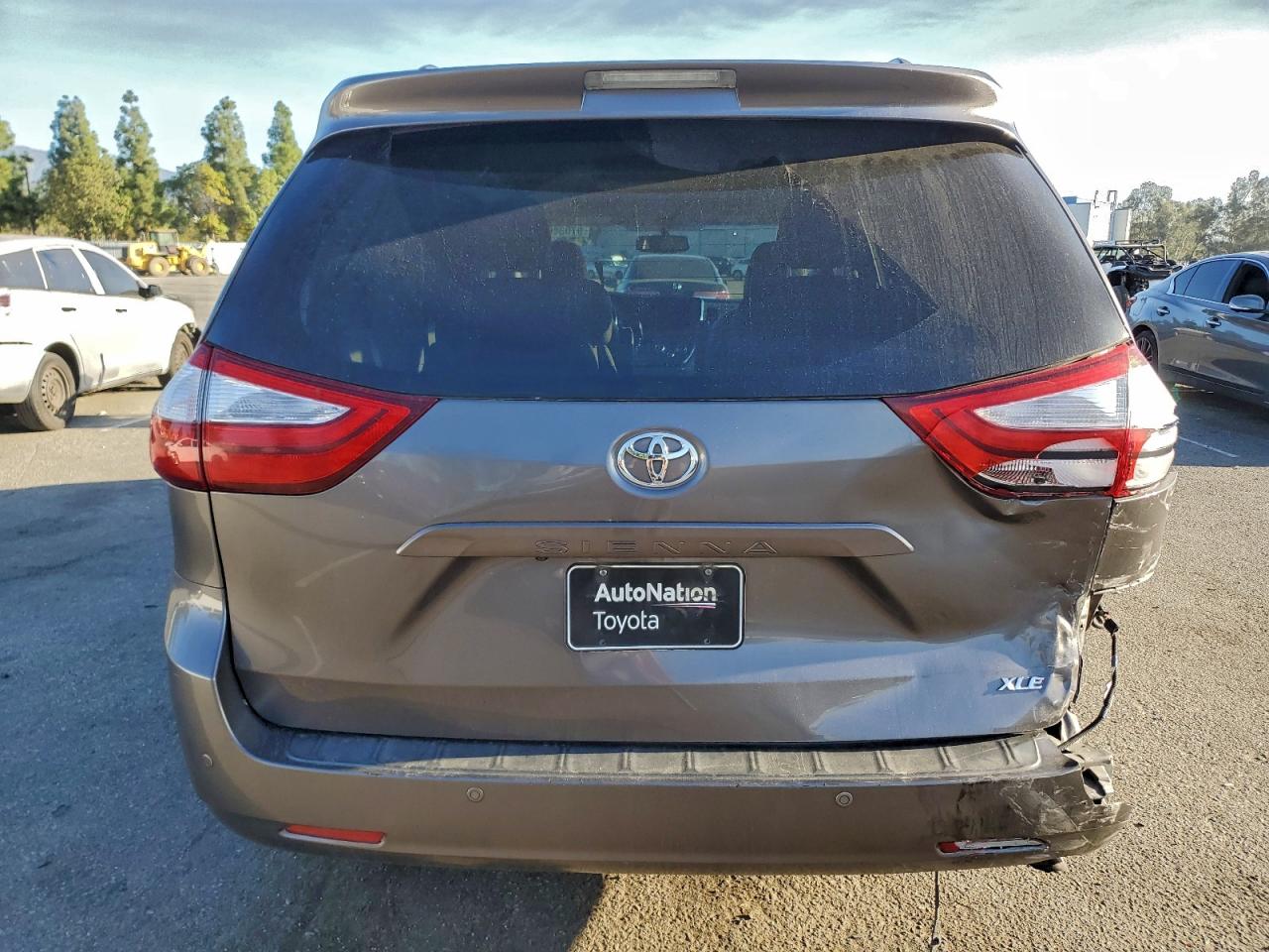 2016 TOYOTA SIENNA XLE photo 6