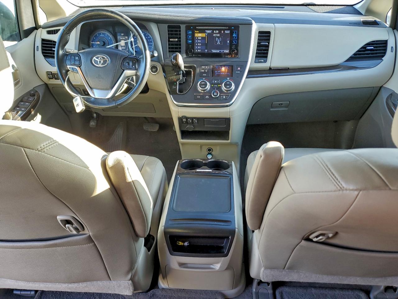 2016 TOYOTA SIENNA XLE photo 8