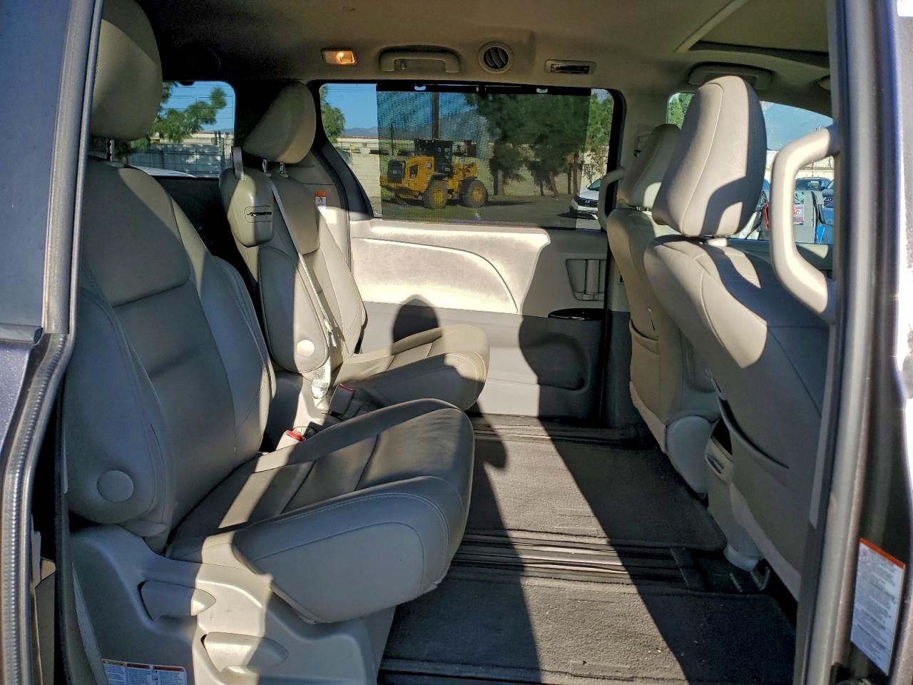 2016 TOYOTA SIENNA XLE photo 11