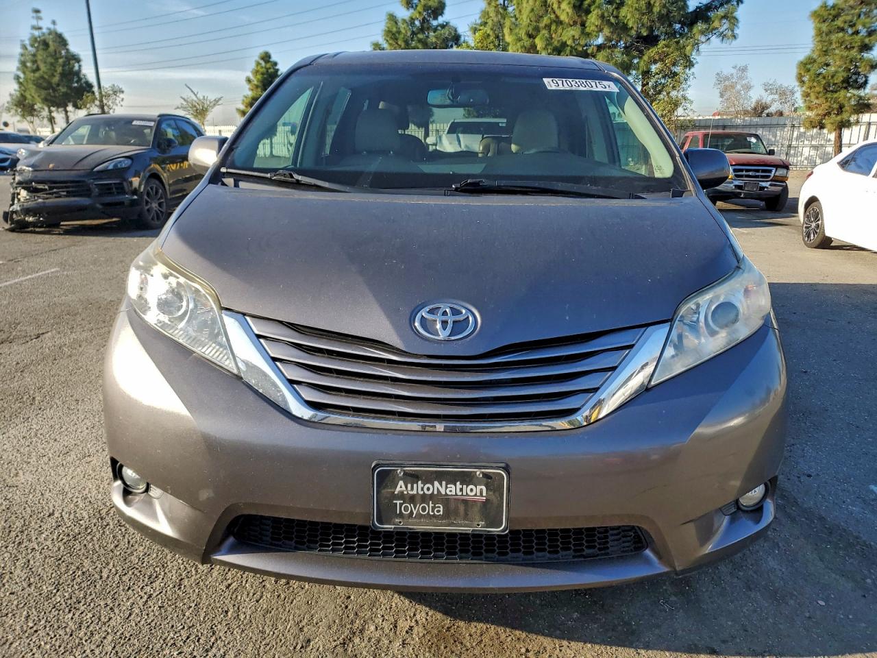 2016 TOYOTA SIENNA XLE photo 5