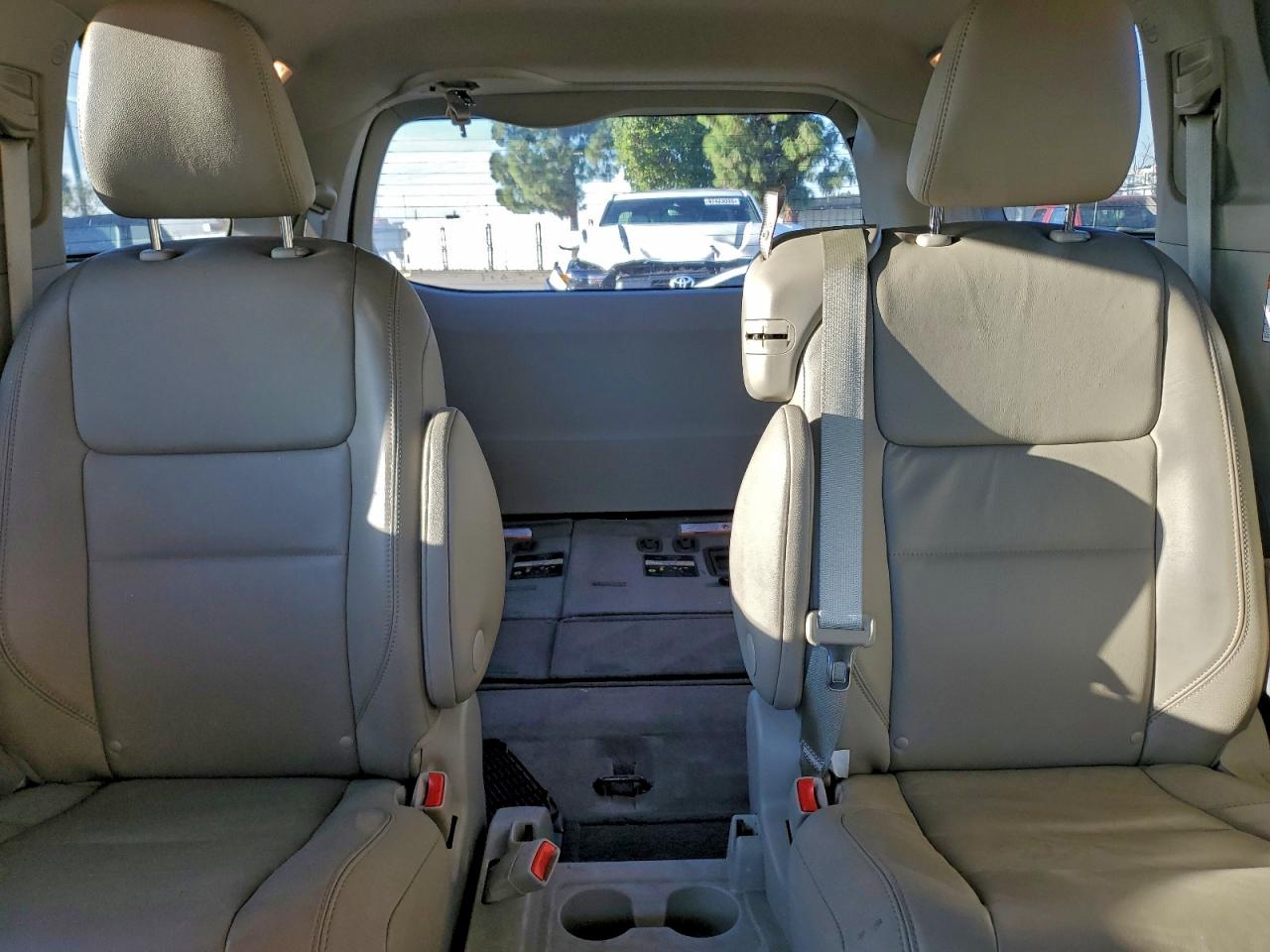 2016 TOYOTA SIENNA XLE photo 10