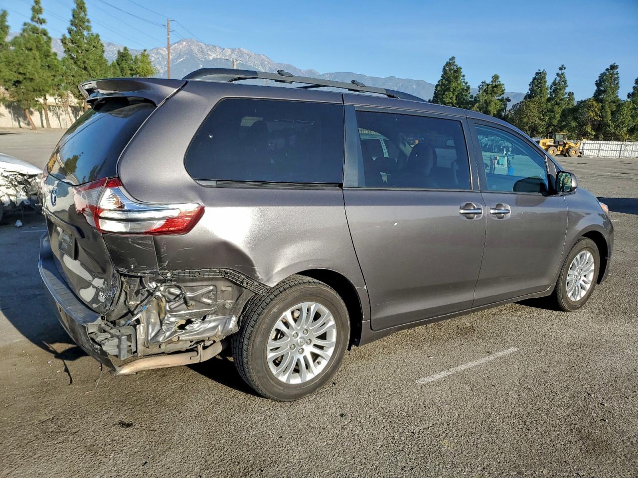 2016 TOYOTA SIENNA XLE photo 3