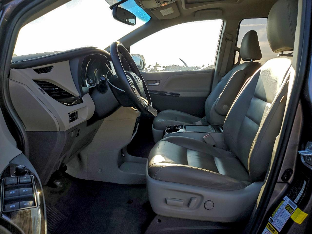 2016 TOYOTA SIENNA XLE photo 7