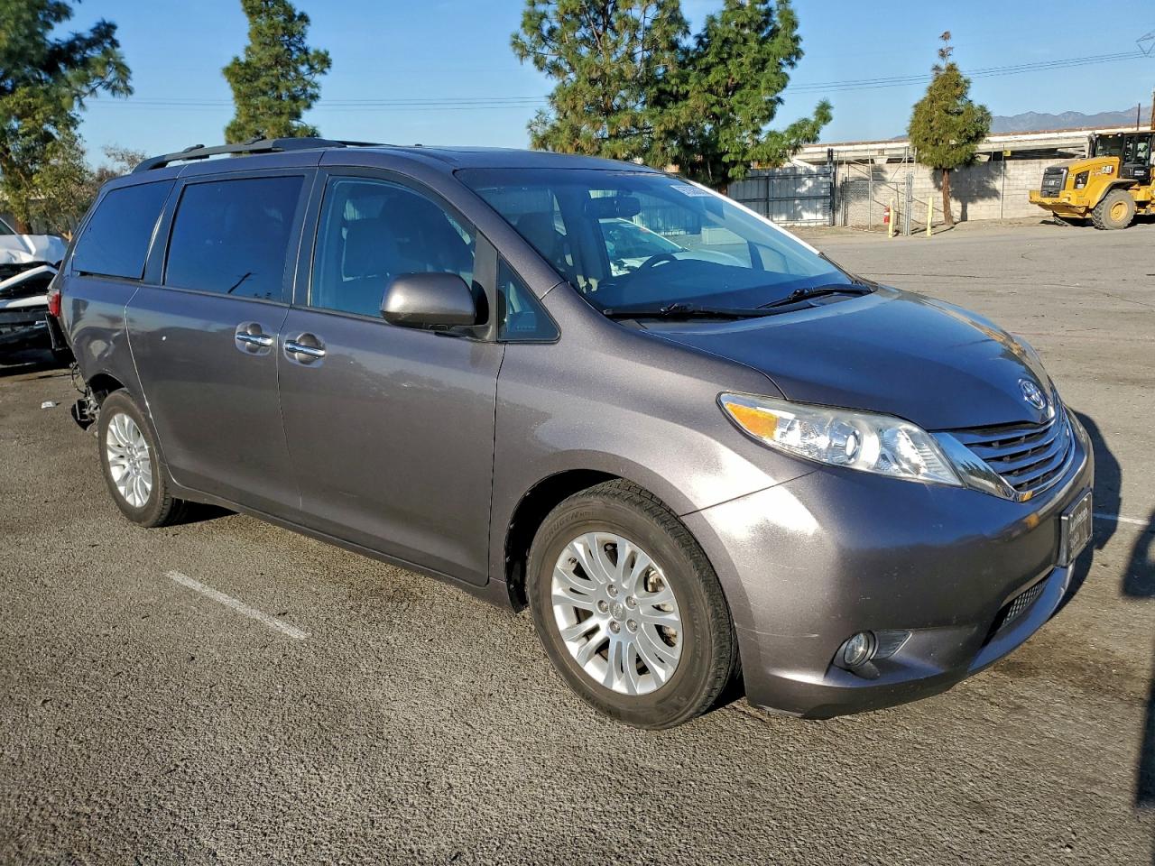 2016 TOYOTA SIENNA XLE photo 4