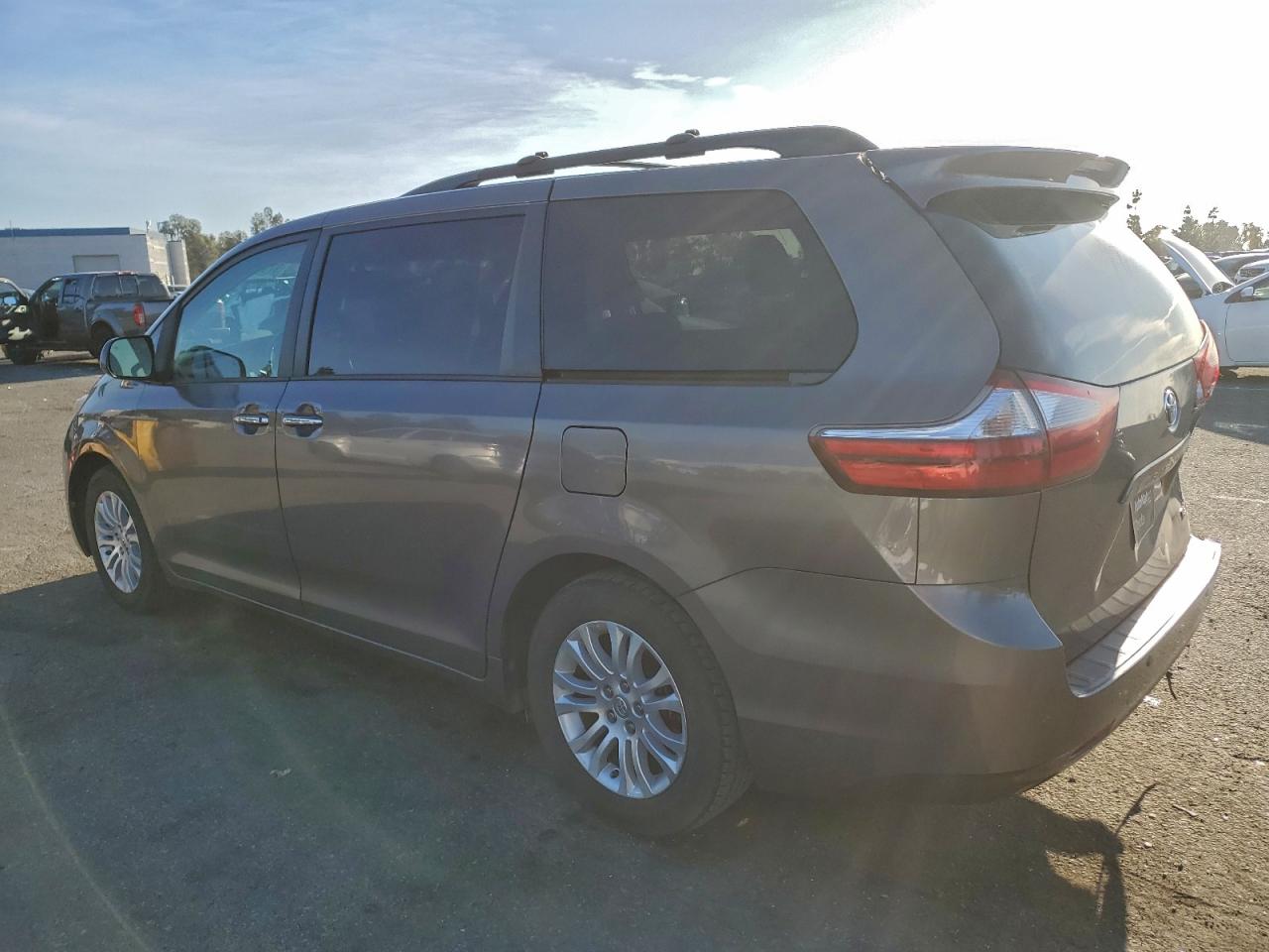 2016 TOYOTA SIENNA XLE photo 2