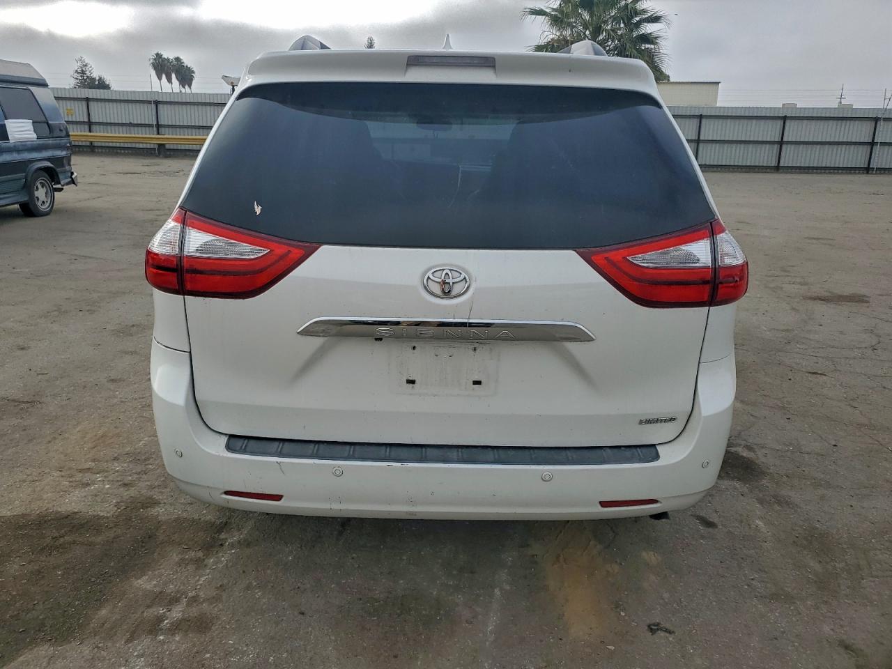 2017 TOYOTA SIENNA XLE photo 16