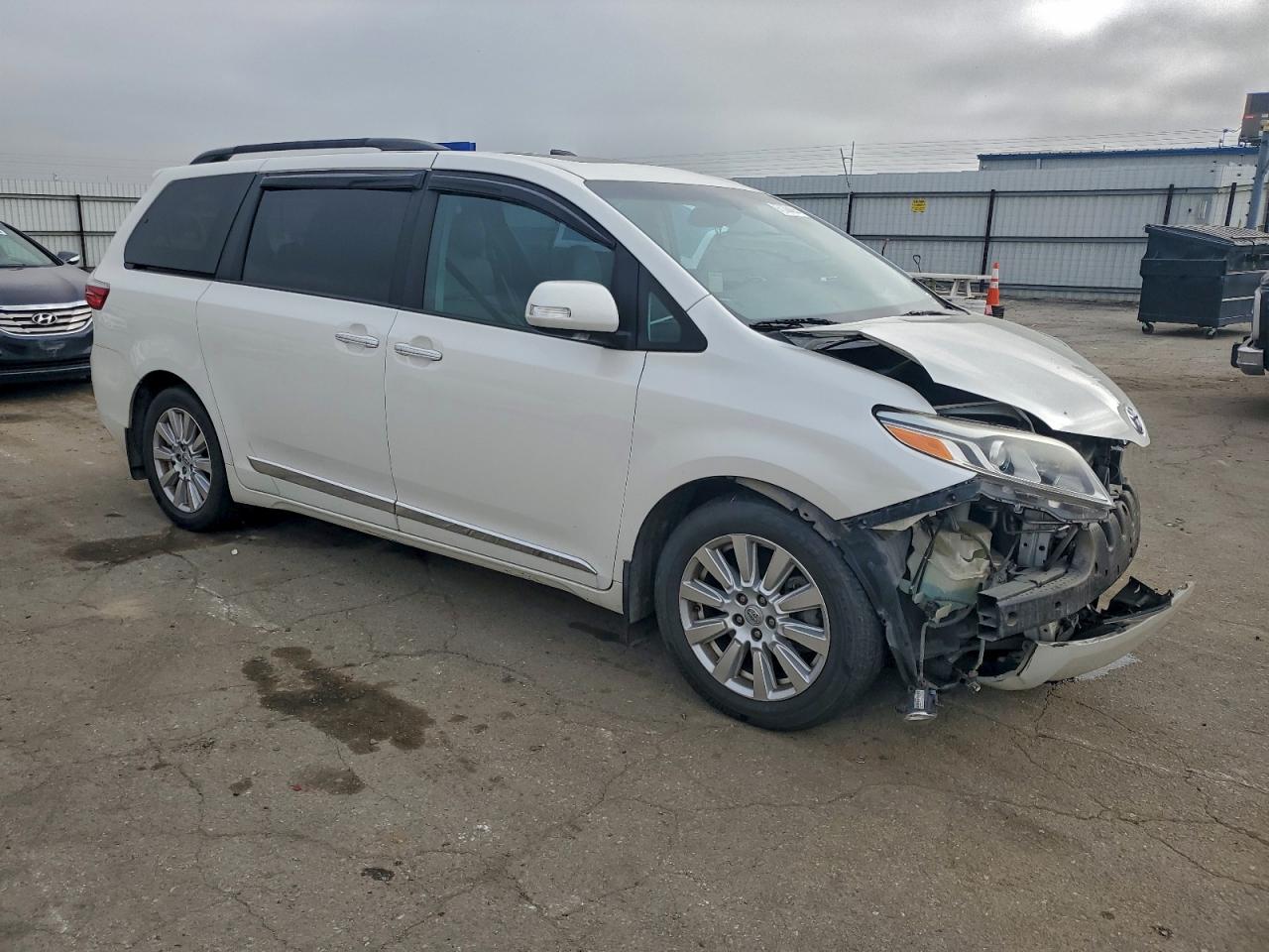 2017 TOYOTA SIENNA XLE photo 10