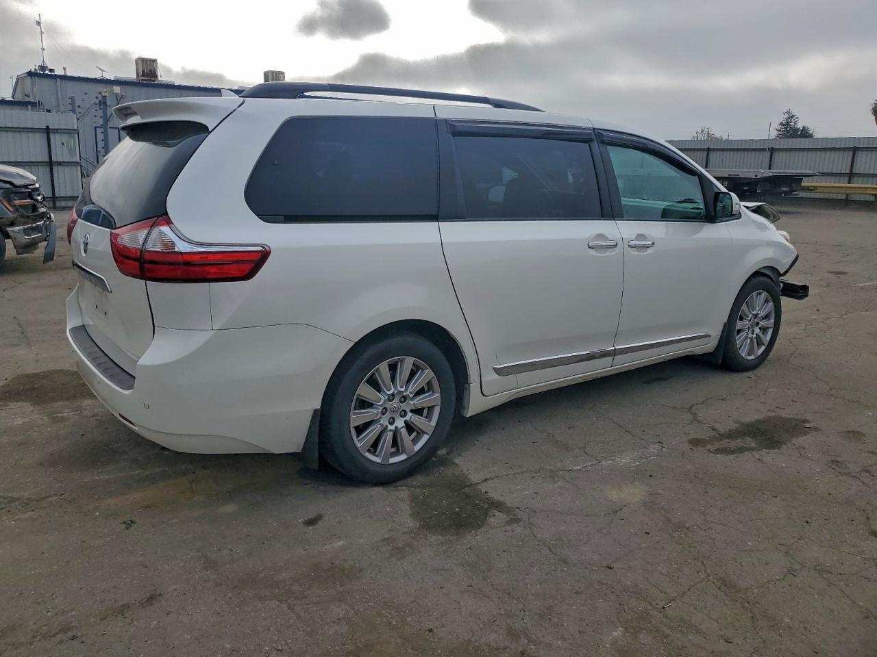 2017 TOYOTA SIENNA XLE photo 7