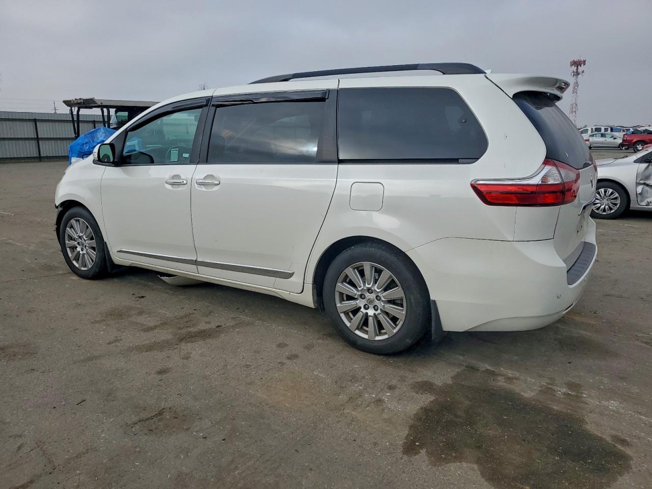 2017 TOYOTA SIENNA XLE photo 4