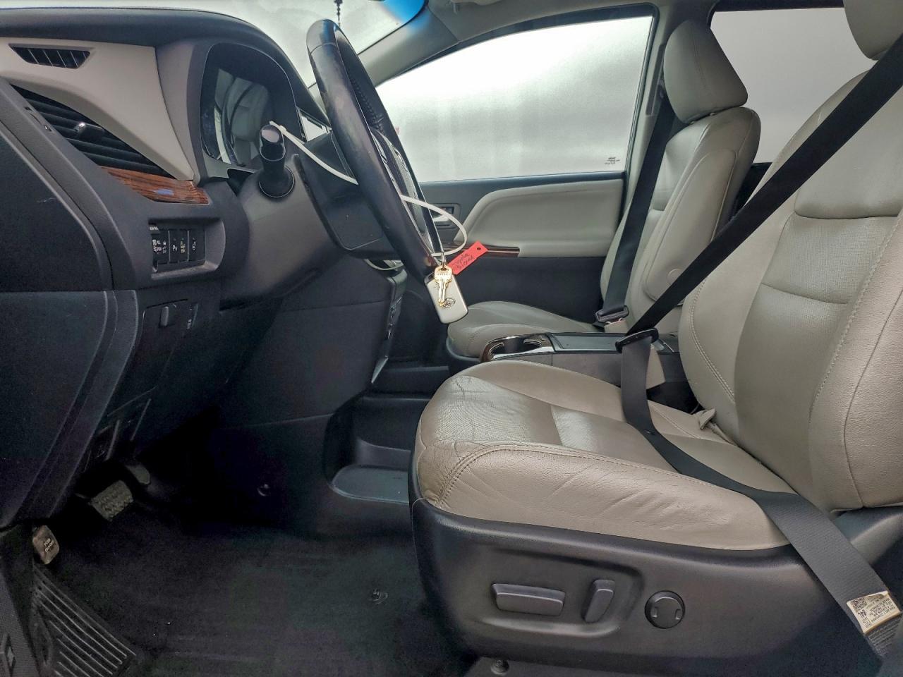 2017 TOYOTA SIENNA XLE photo 19
