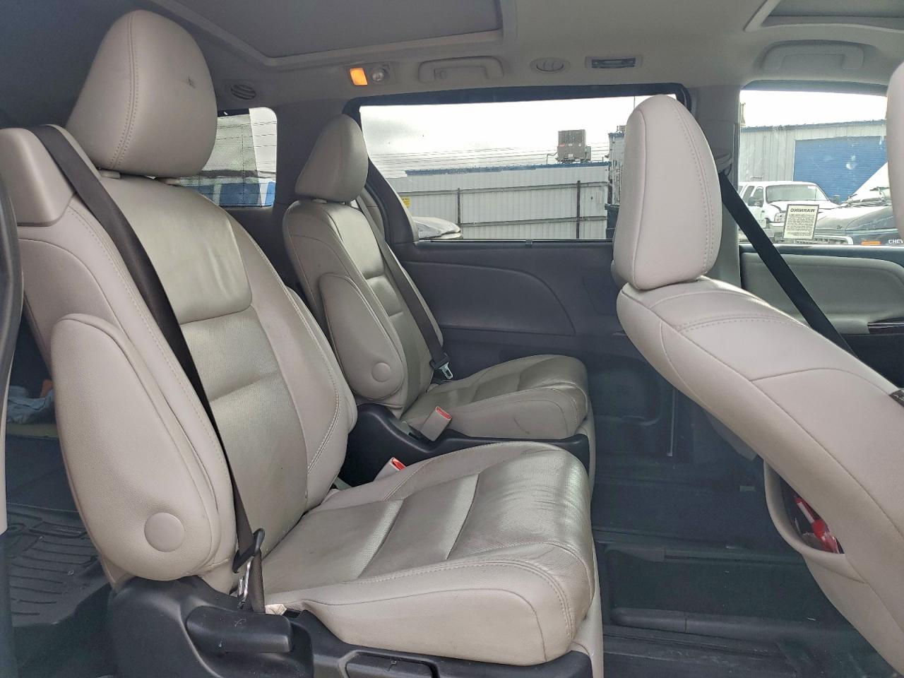 2017 TOYOTA SIENNA XLE photo 31