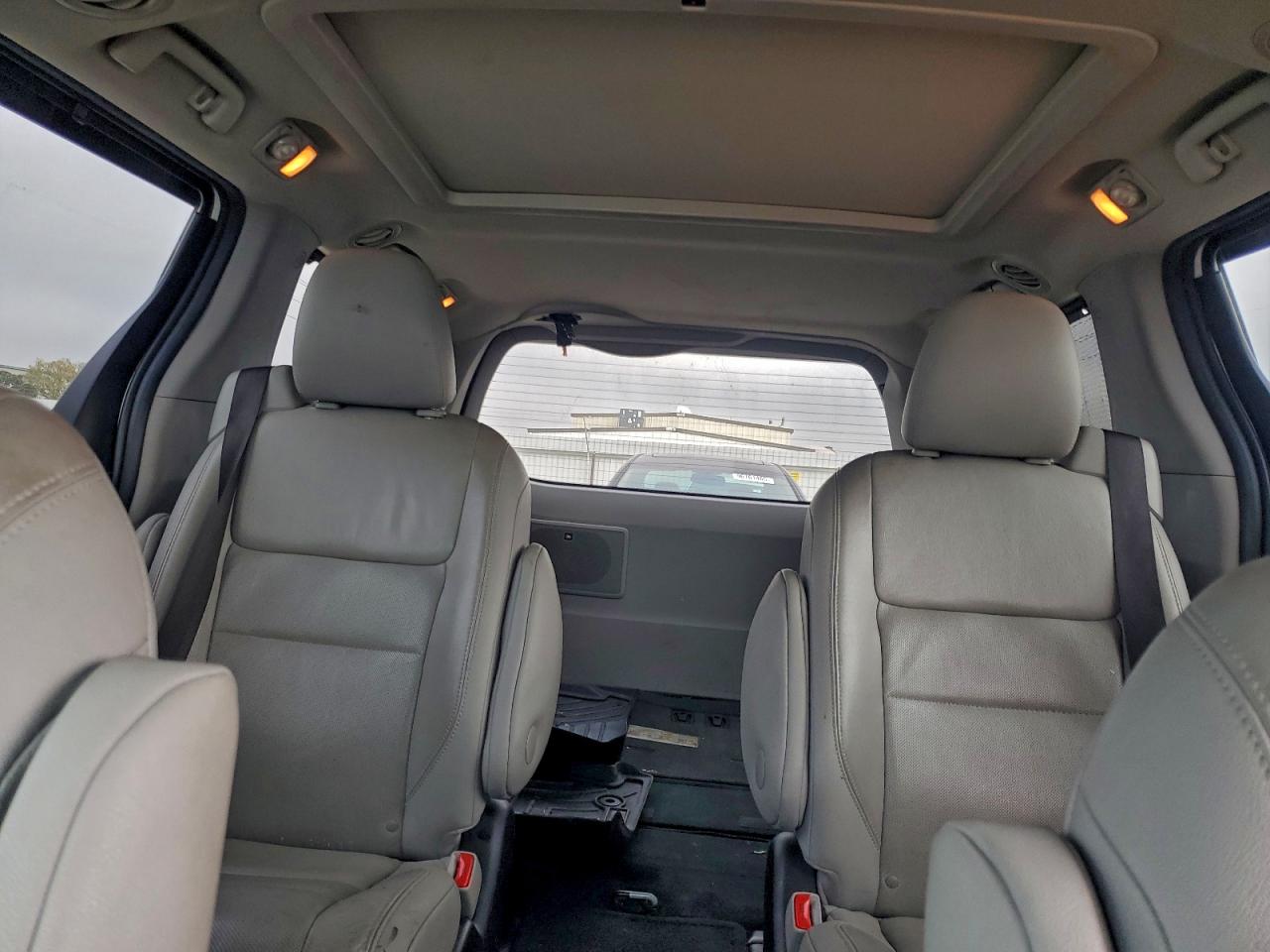 2017 TOYOTA SIENNA XLE photo 28