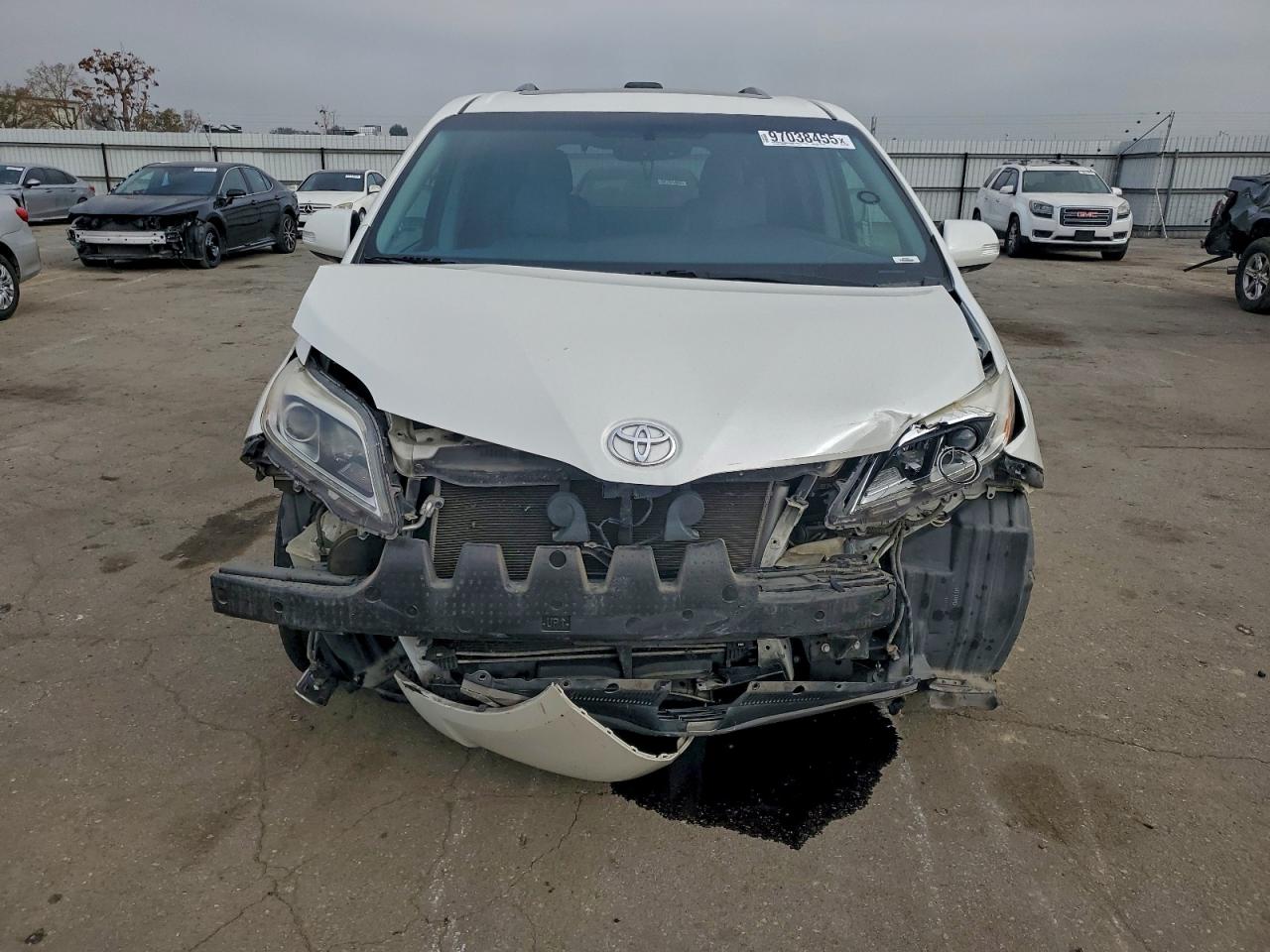 2017 TOYOTA SIENNA XLE photo 13