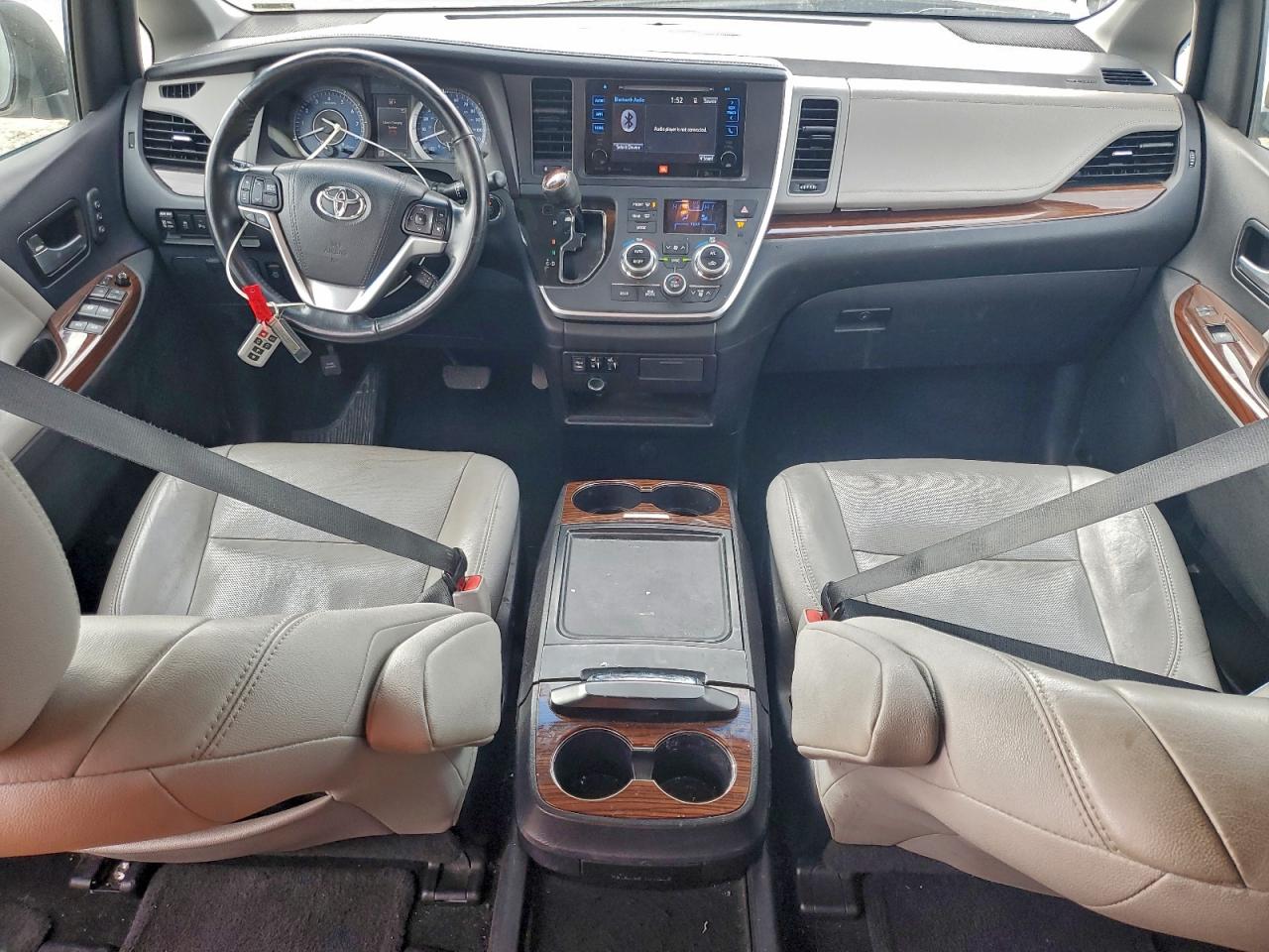 2017 TOYOTA SIENNA XLE photo 22