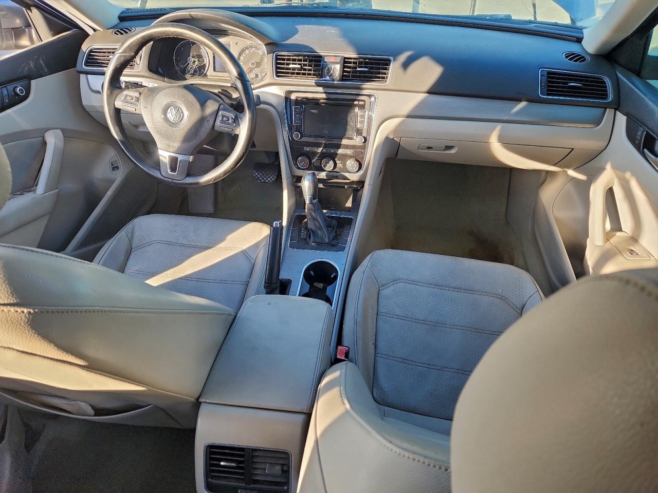 2014 VOLKSWAGEN PASSAT SE photo 8