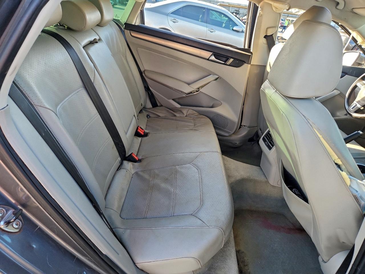 2014 VOLKSWAGEN PASSAT SE photo 10