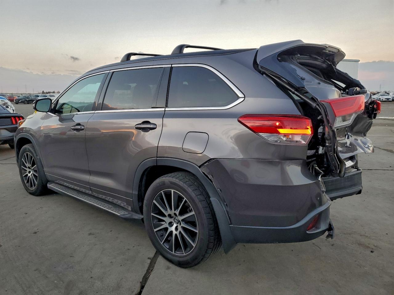 2017 TOYOTA HIGHLANDER SE photo 3