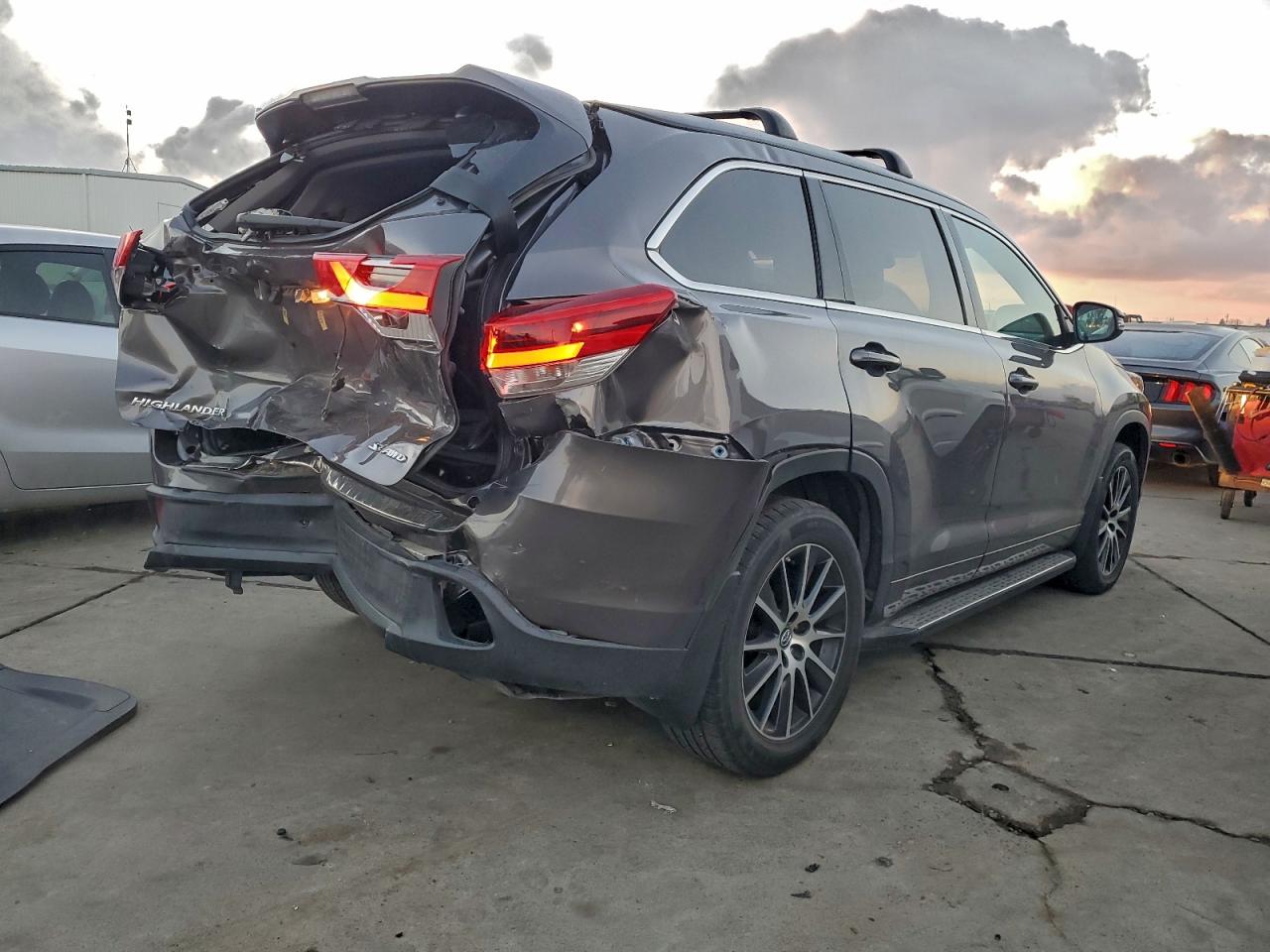 2017 TOYOTA HIGHLANDER SE photo 5