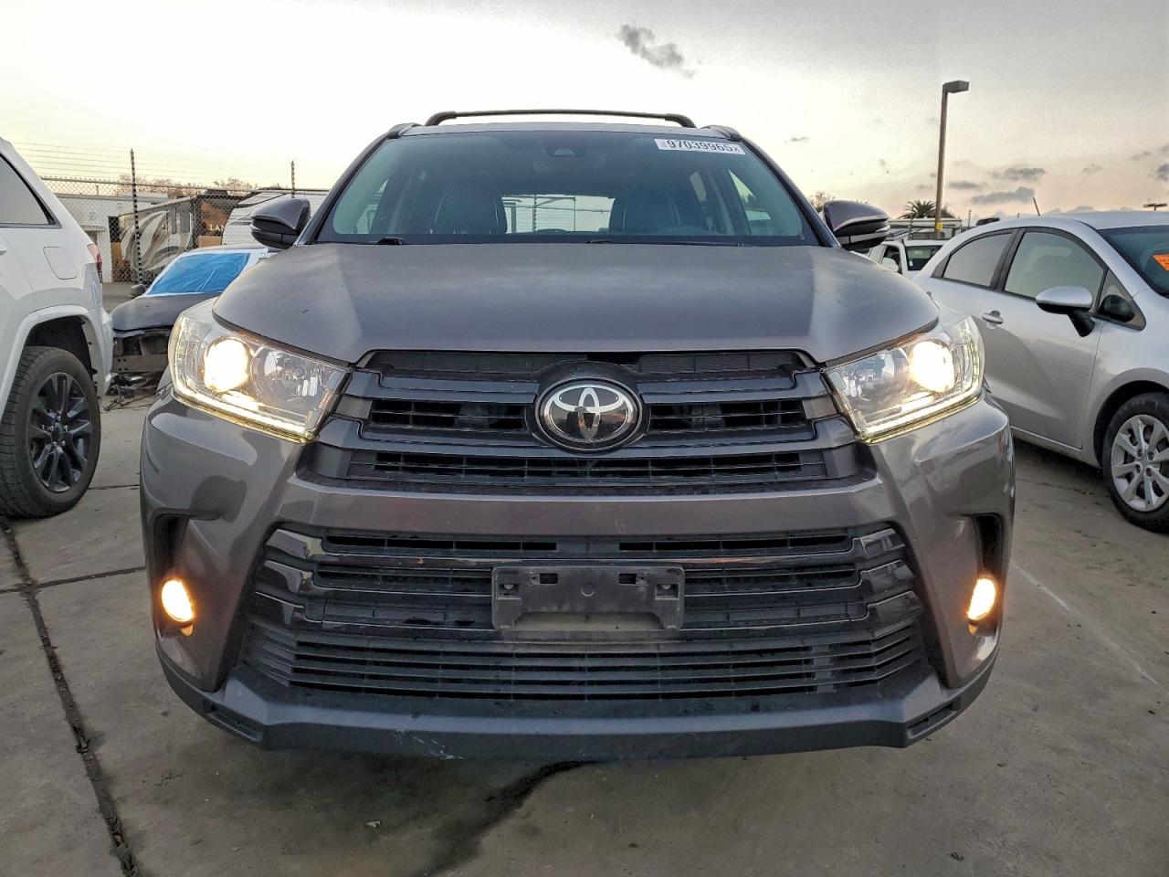 2017 TOYOTA HIGHLANDER SE photo 9