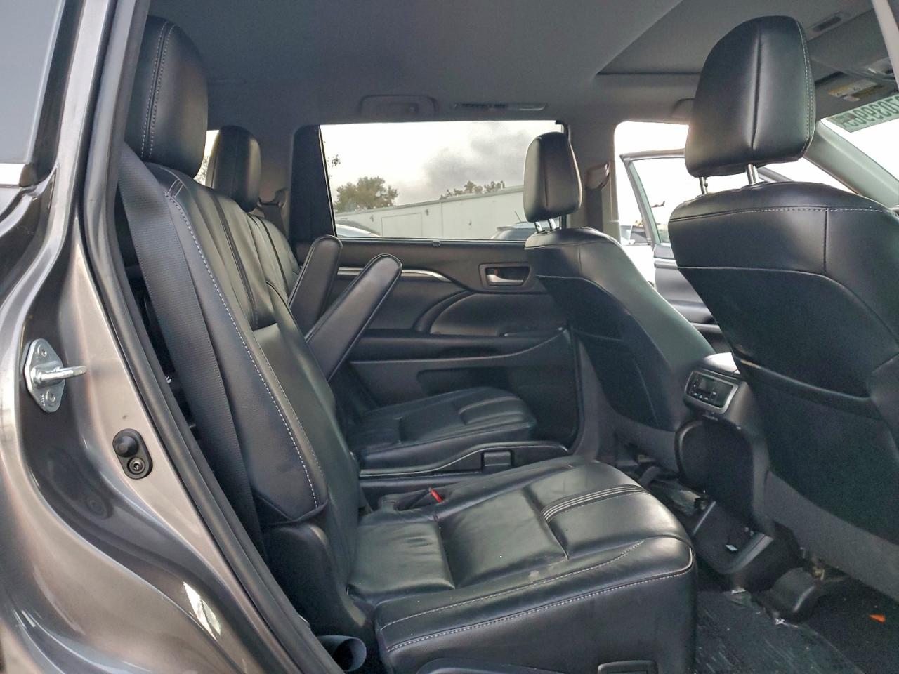 2017 TOYOTA HIGHLANDER SE photo 21