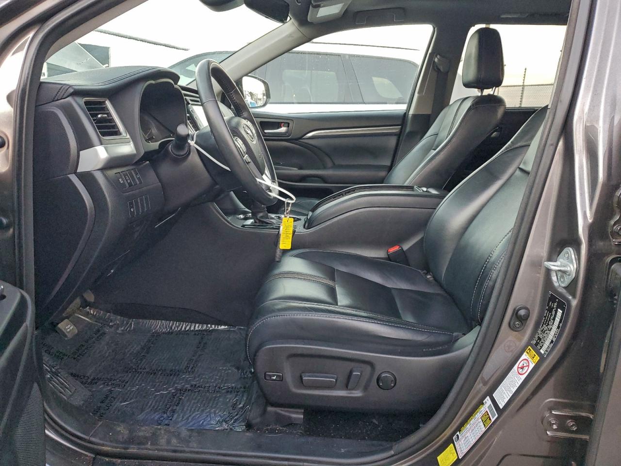 2017 TOYOTA HIGHLANDER SE photo 13