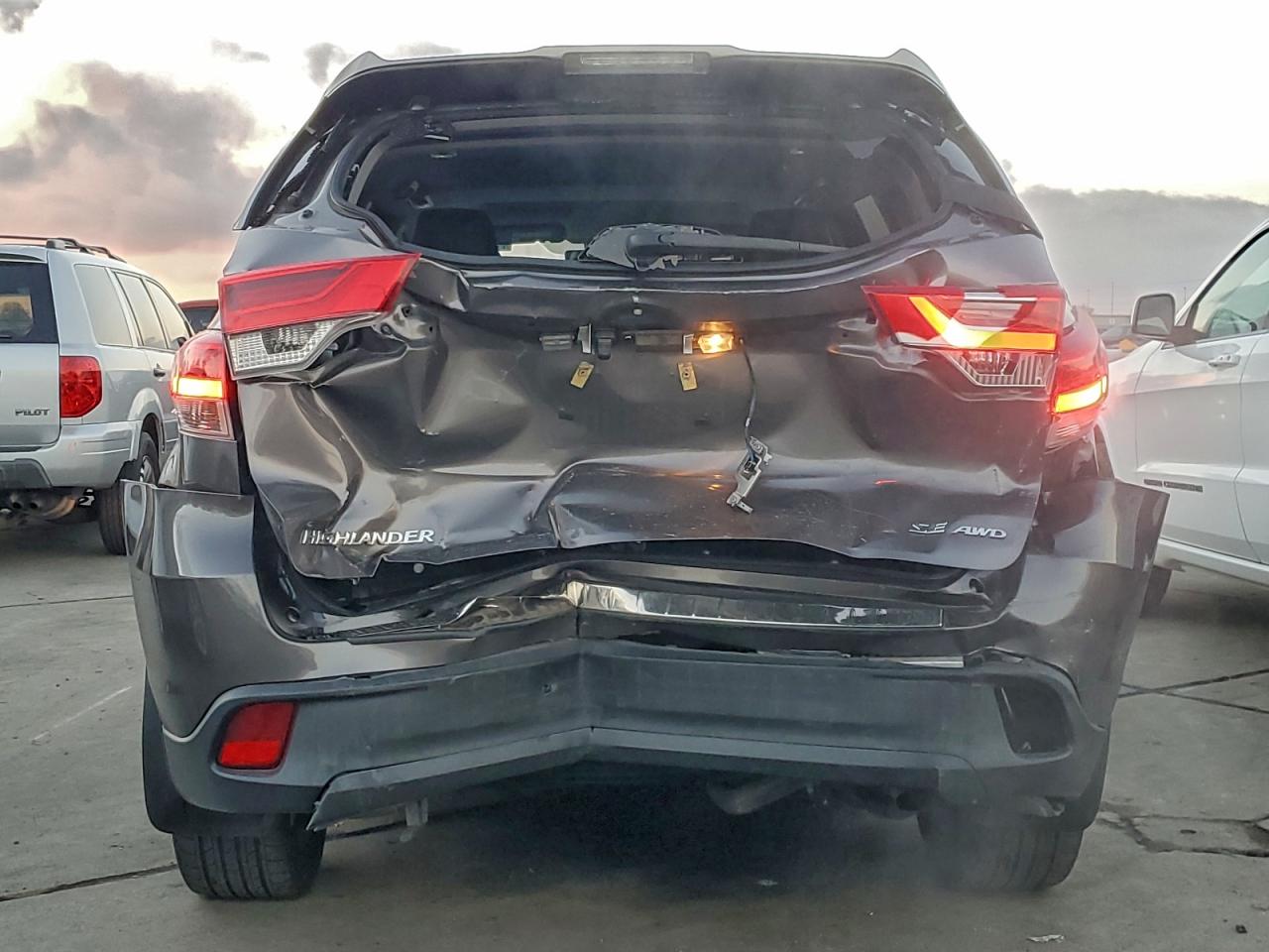2017 TOYOTA HIGHLANDER SE photo 11