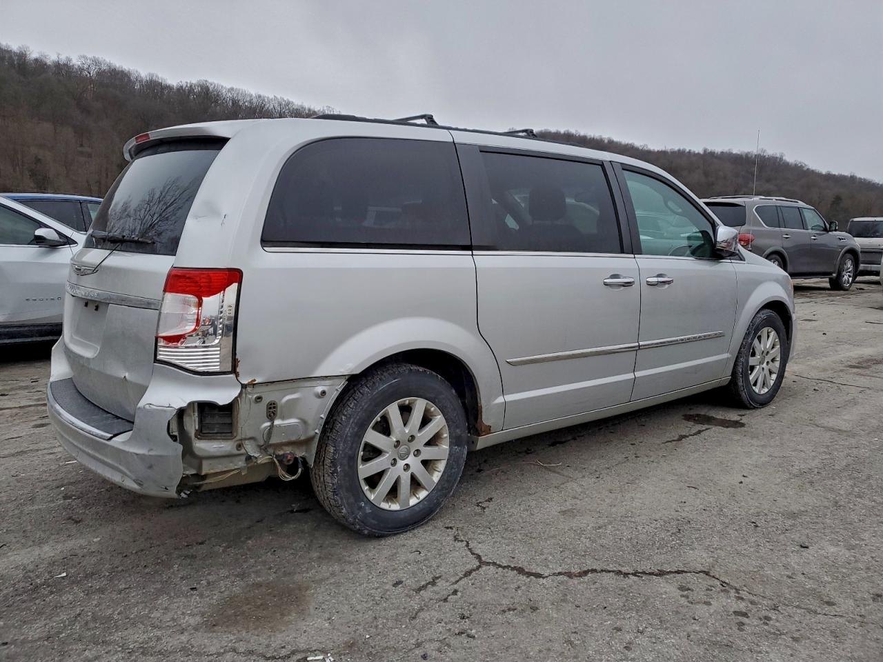 2012 CHRYSLER TOWN & COUNTRY TOURING L photo 5