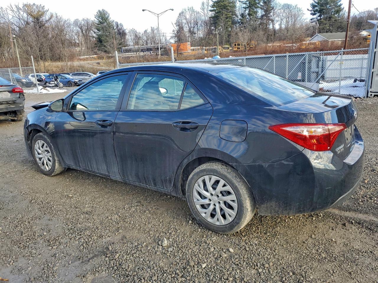 2018 TOYOTA COROLLA L photo 2