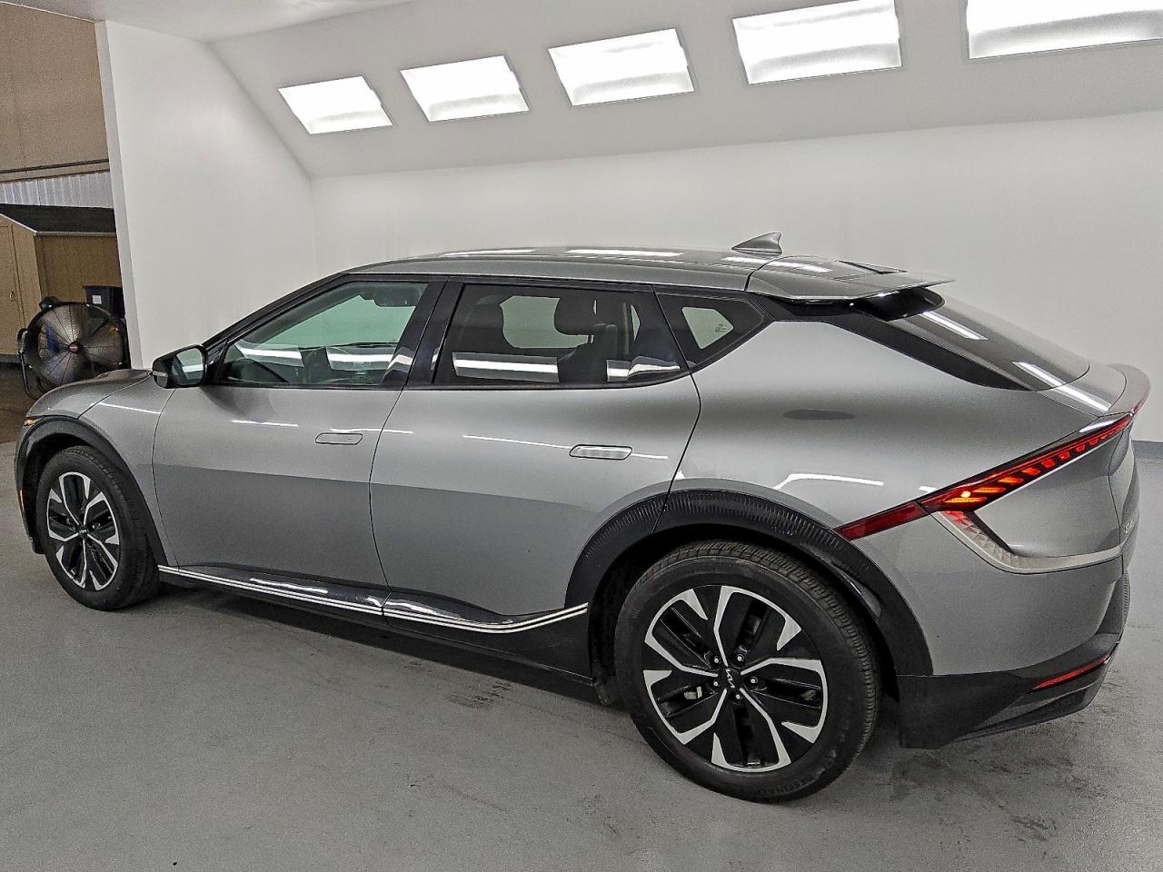 2023 KIA EV6 LIGHT photo 2