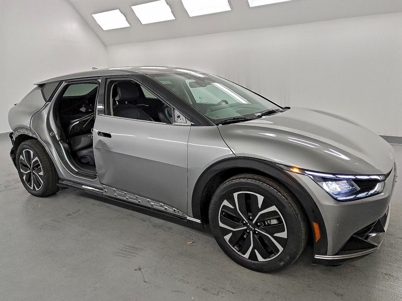 2023 KIA EV6 LIGHT photo 4