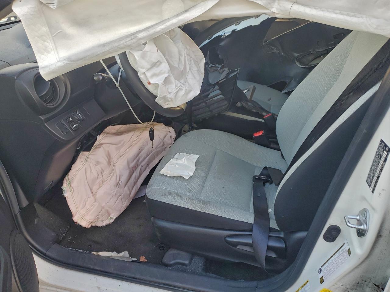 2016 TOYOTA PRIUS C photo 13