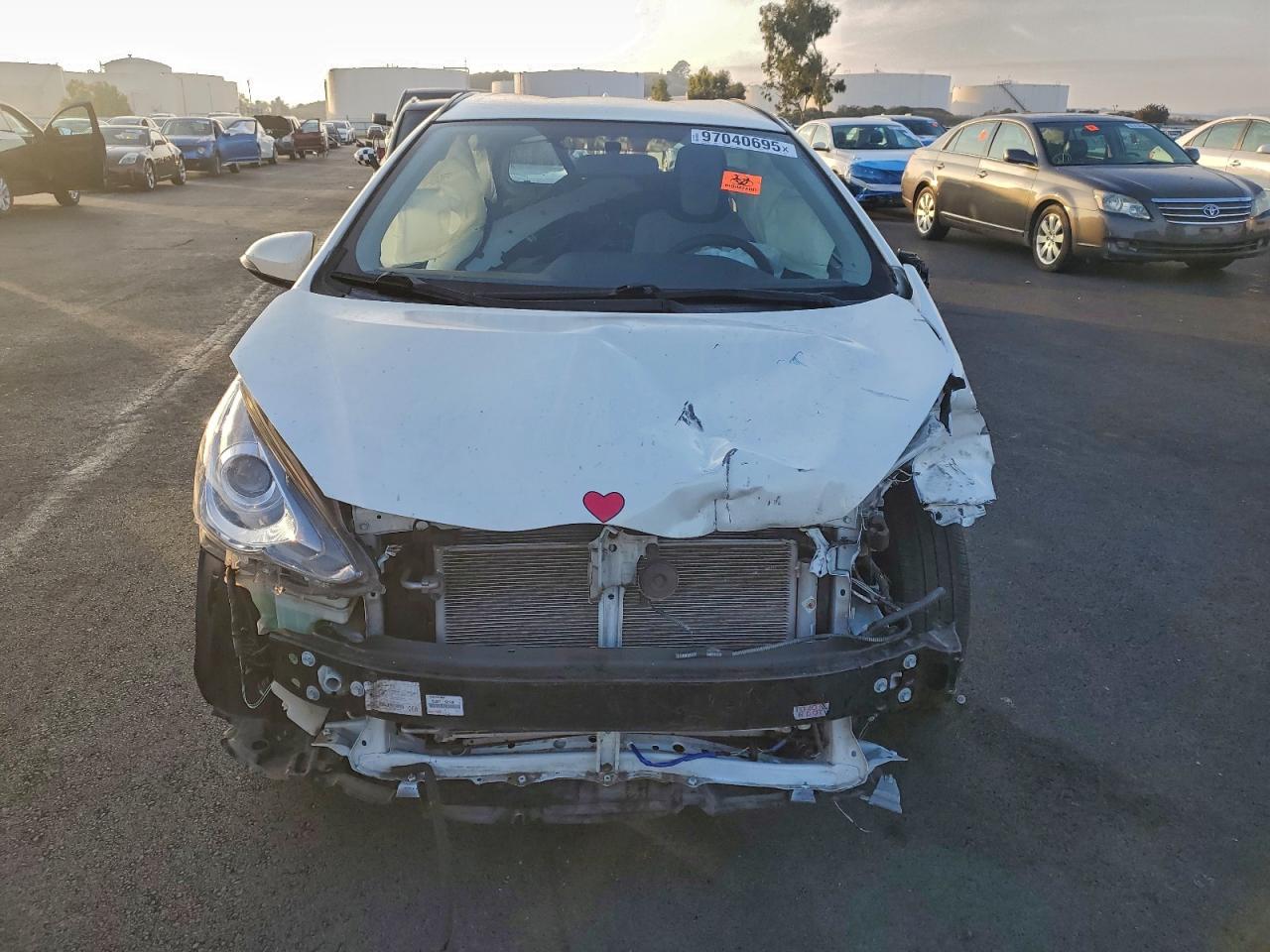 2016 TOYOTA PRIUS C photo 9