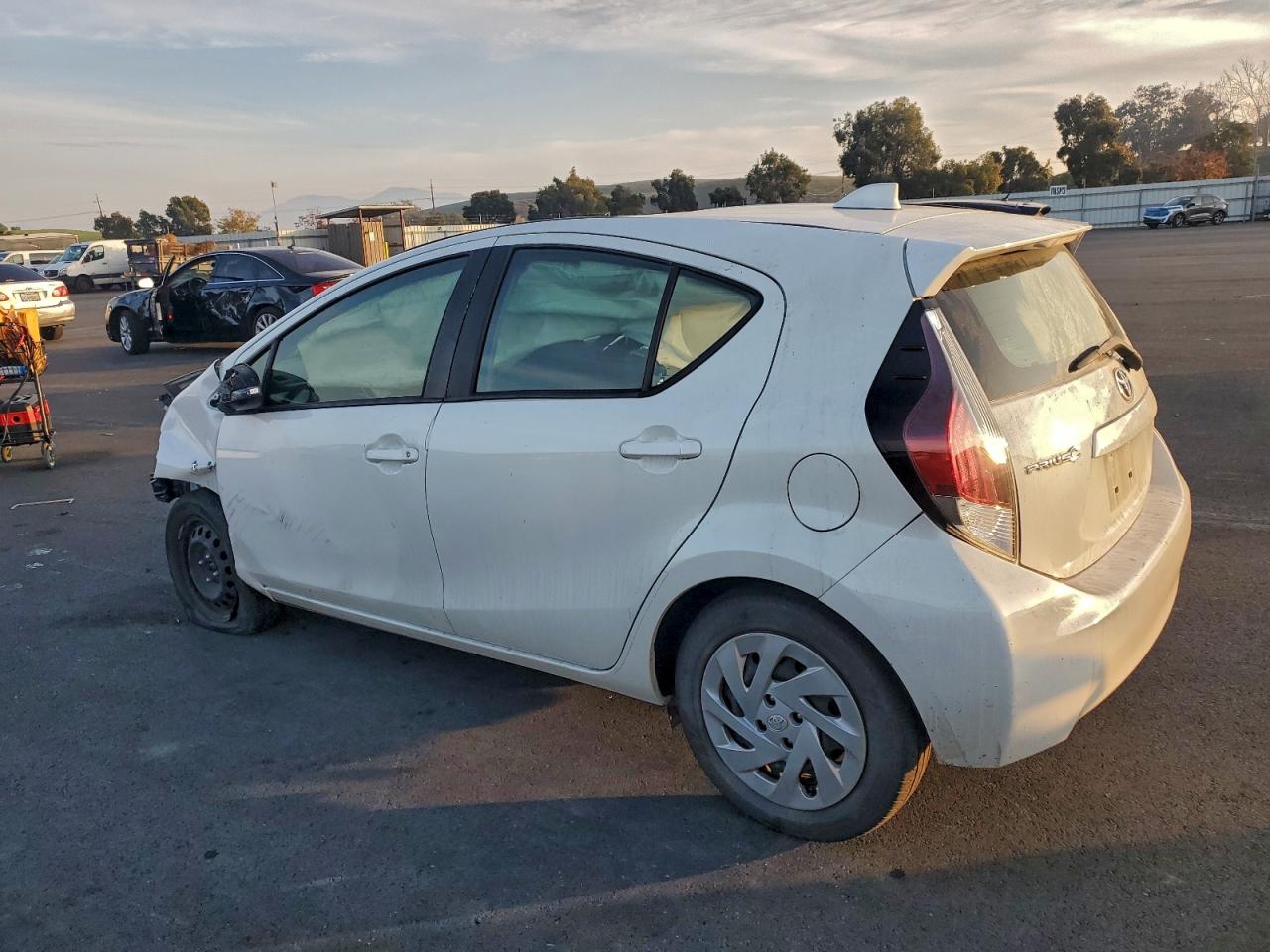 2016 TOYOTA PRIUS C photo 3