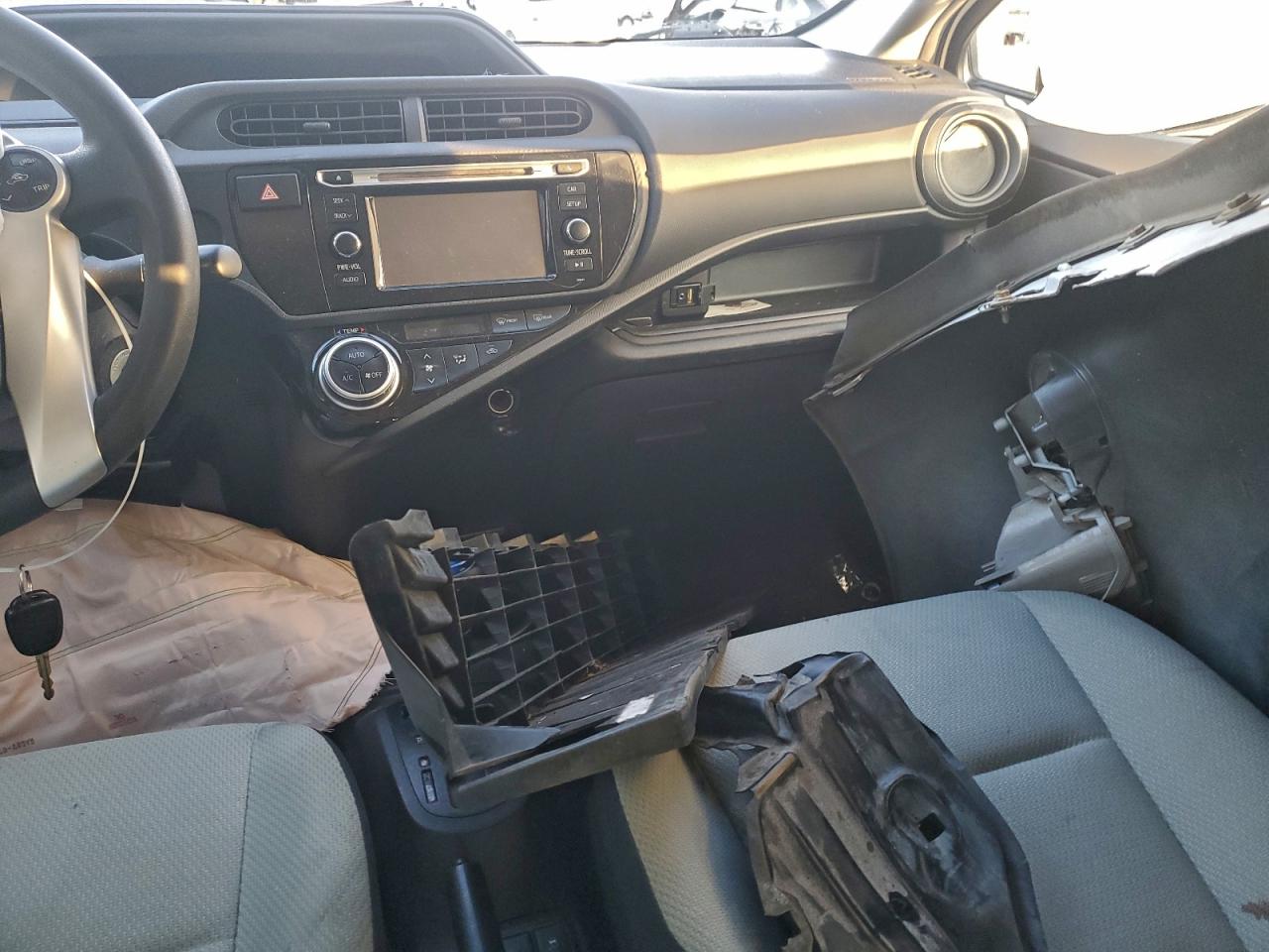2016 TOYOTA PRIUS C photo 15
